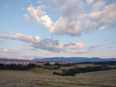 Arka planda şehir olan güzel dağ manzarası