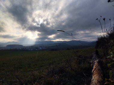 Bulutlu bir günde güzel dağ manzarası