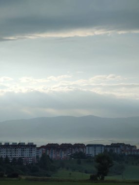 Dağlardaki Avrupa kenti manzarası