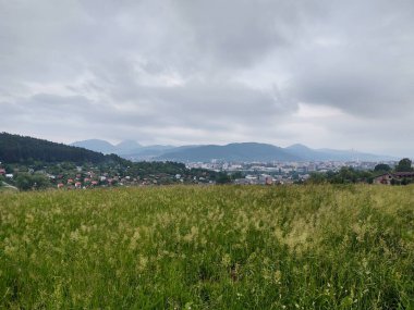 Arka planda şehir olan güzel dağ manzarası