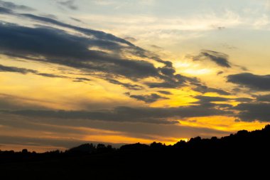 Dağlarda güzel bir gün batımı