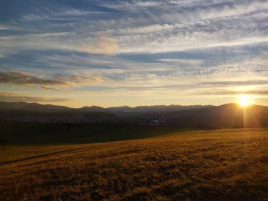Gün batımında güzel dağ manzarası