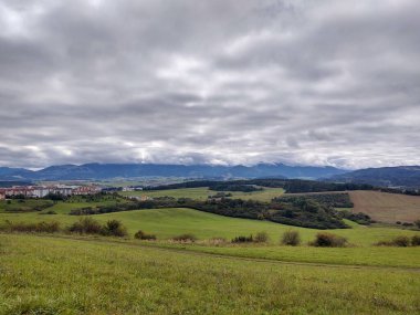 Bulutlu gökyüzünde güzel dağ manzarası