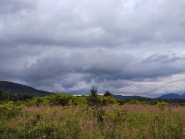 Gündüzleri güzel dağ manzarası
