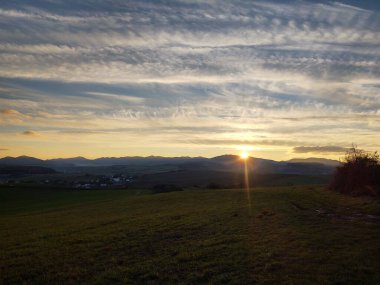 Gün batımında güzel dağ manzarası