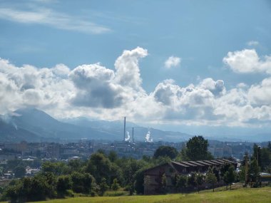 Dağlardaki Avrupa kenti manzarası