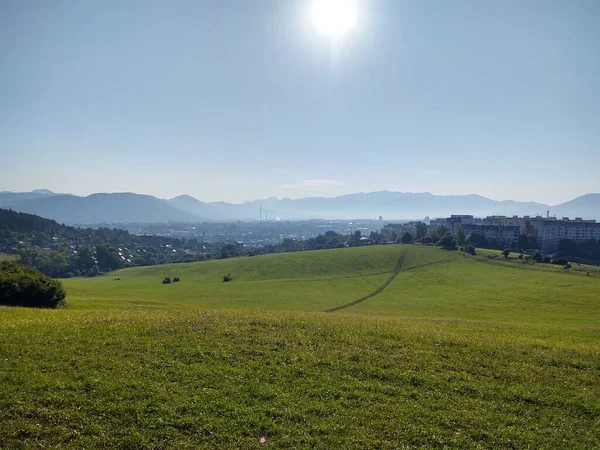 Prachtig Berglandschap Met Stad Achtergrond — Stockfoto