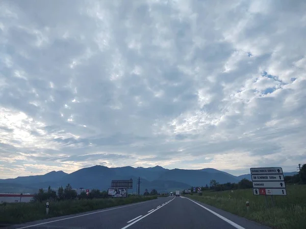 Estrada Asfalto Nas Montanhas Dia Nublado — Fotografia de Stock