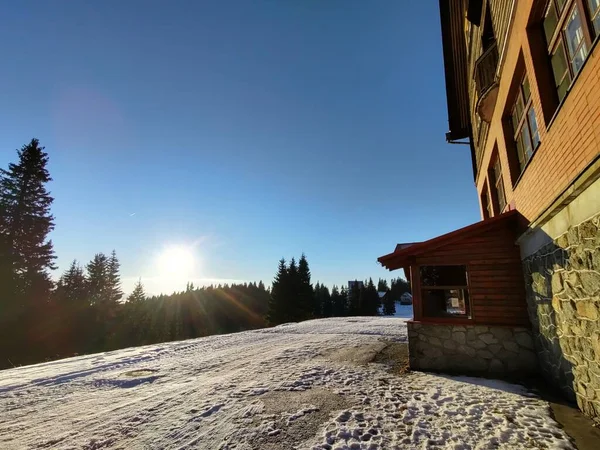 Prachtig Winterbos Bergen Met Houten Huis — Stockfoto