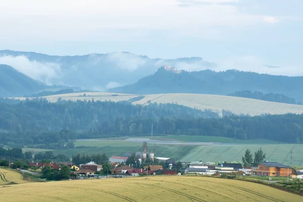 Schöne Landschaft Mit Feld Bergen Und Stadt — Stockfoto