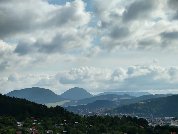 Vista Ciudad Europea Las Montañas Día Nublado — Foto de Stock