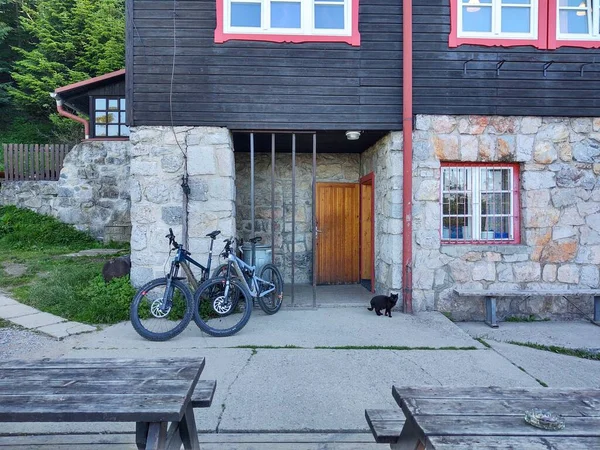 Vecchia Casa Mattoni Con Biciclette — Foto Stock