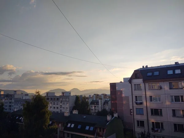 Kolorowy Zachód Słońca Nad Budynkami Mieście Słowacja — Zdjęcie stockowe