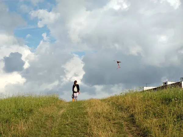 母と娘は牧草地で凧を飛んでいる — ストック写真