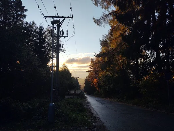 Straße Der Stadt Bei Sonnenuntergang Vor Naturkulisse — Stockfoto
