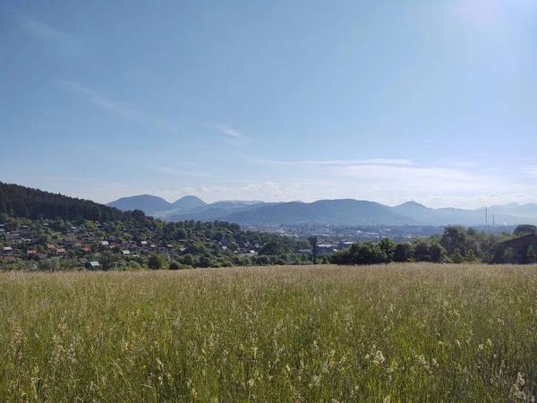 Hermoso Paisaje Montaña Con Ciudad Fondo — Foto de Stock