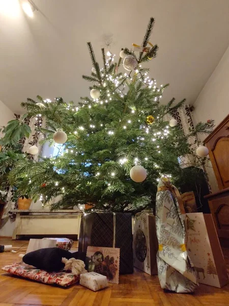 Weihnachtsbaum Mit Geschenken Und Spielzeug Hause — Stockfoto