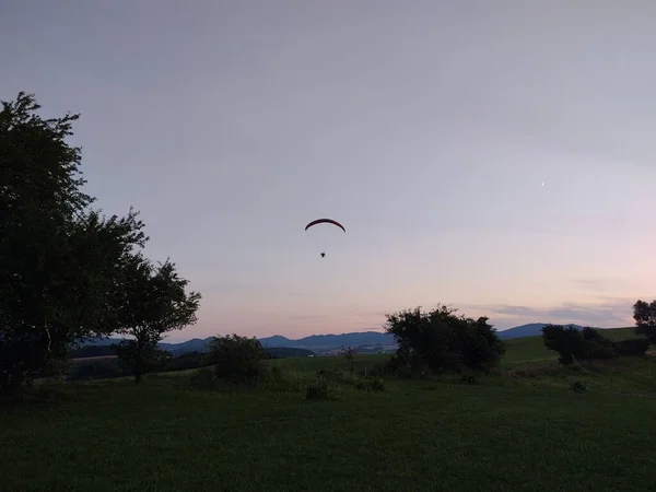 在大自然的背景下在天空中飞翔的滑翔机 — 图库照片