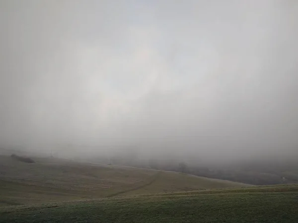 Schöne Landschaft Mit Feld Bei Nebel — Stockfoto