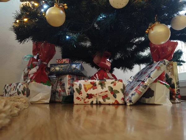 Рождественская Елка Подарками Игрушками Дома — стоковое фото