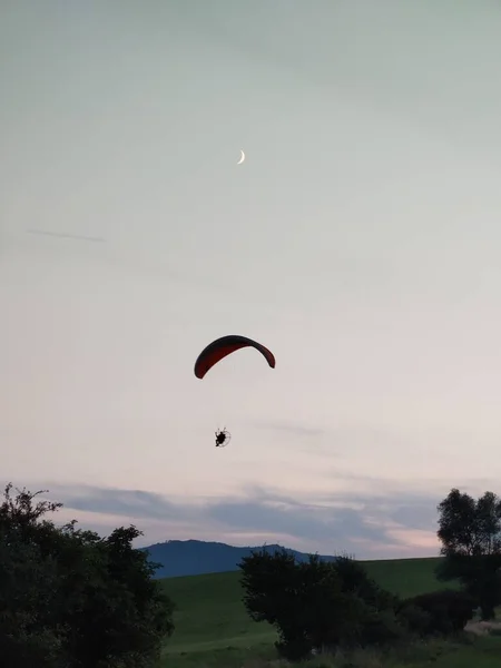Parapente Volant Dans Ciel Sur Fond Nature — Photo