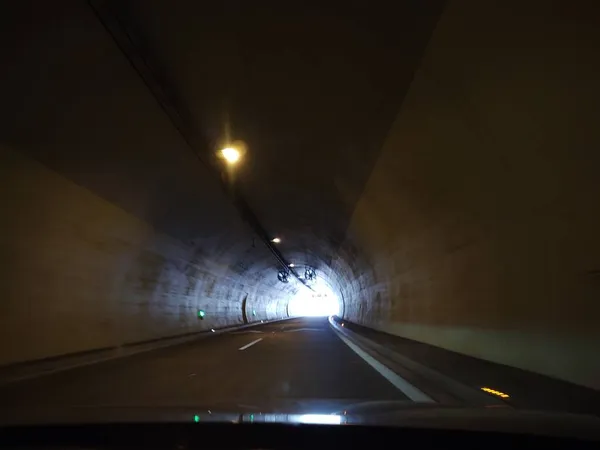 Túnel Escuro Com Estrada Asfalto — Fotografia de Stock