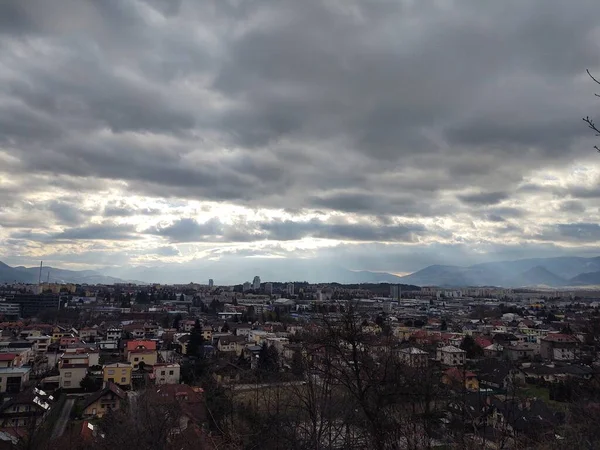 曇りの日のヨーロッパの都市の眺め — ストック写真