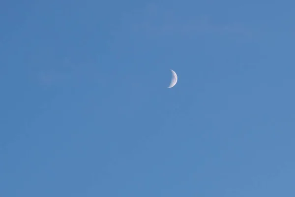 Bílý Měsíc Modrém Nebi — Stock fotografie
