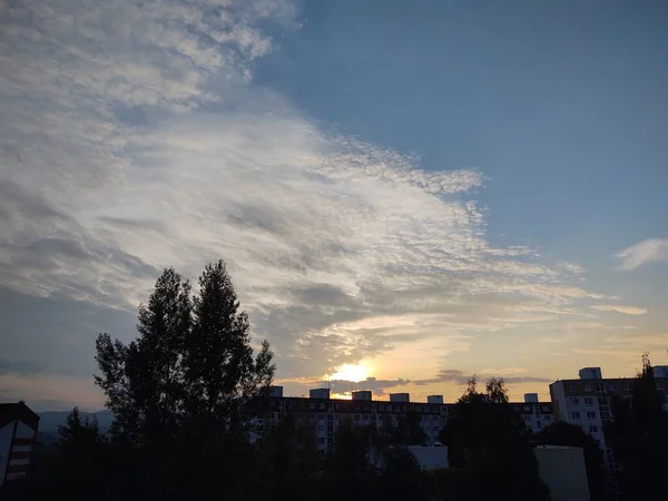 Kleurrijke Zonsondergang Boven Gebouwen Stad Slowakije — Stockfoto