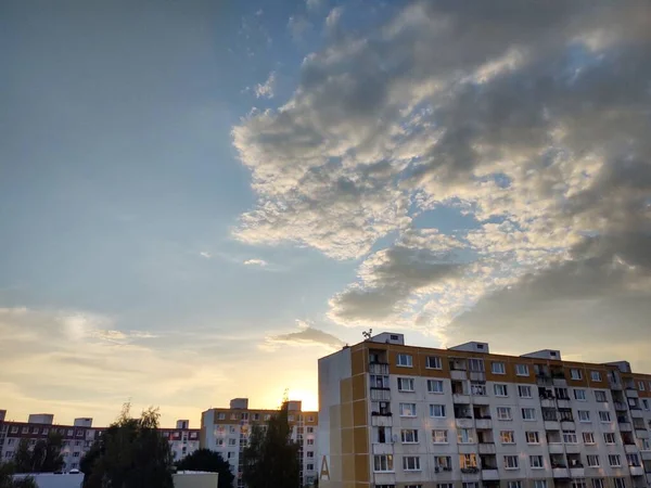 Schöner Sonnenuntergang Über Der Europäischen Stadt — Stockfoto