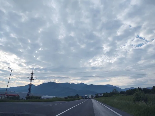 Asfaltová Cesta Horách Zamračený Den — Stock fotografie