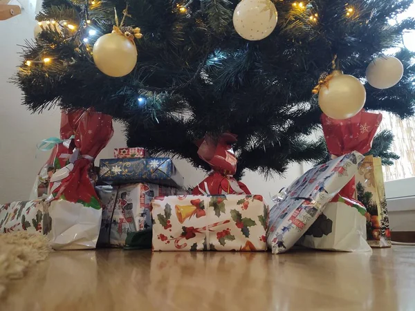 Árvore Natal Com Presentes Brinquedos Casa — Fotografia de Stock