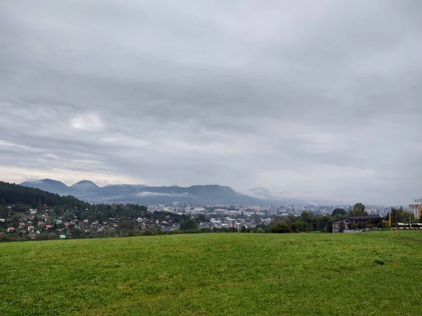 俯瞰欧洲山区城市的景色 — 图库照片