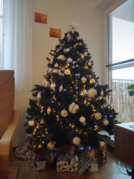 Χριστουγεννιάτικο Δέντρο Δώρα Και Παιχνίδια Στο Σπίτι — Φωτογραφία Αρχείου