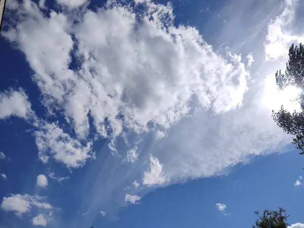 Blauer Himmel Mit Weißen Wolken — Stockfoto