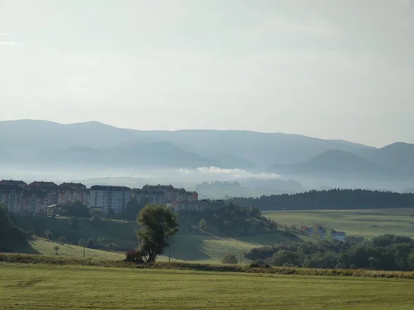 Bellissimo Paesaggio Montano Con Città Sullo Sfondo — Foto Stock