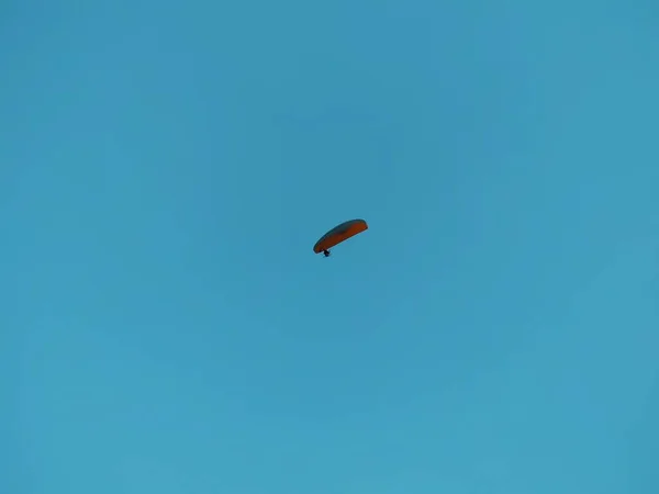 Parapente Voando Céu Fundo Natureza — Fotografia de Stock