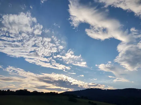 Красивый Пейзаж Горами Голубым Небом — стоковое фото