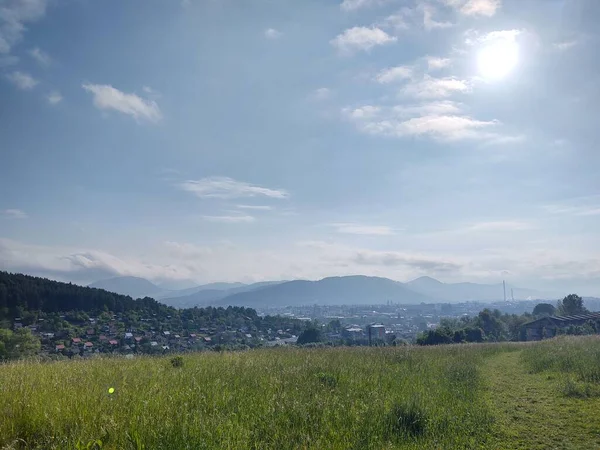 背景に街と美しい山の風景 — ストック写真