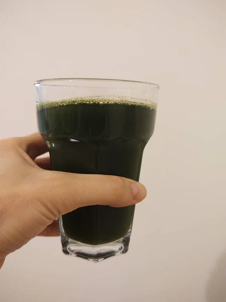 Bir Bardak Yeşil Içki — Stok fotoğraf