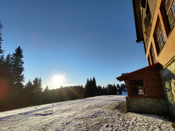 Vacker Vinterskog Berg Med Trähus — Stockfoto