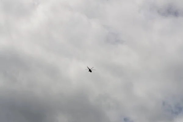 Helicóptero Voando Céu Nublado — Fotografia de Stock