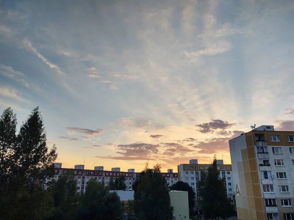 Schöner Sonnenuntergang Über Der Europäischen Stadt — Stockfoto