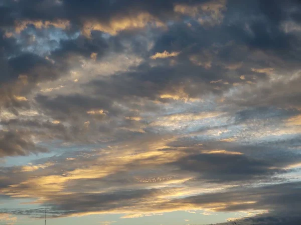 雲に包まれた美しい夕日の空 — ストック写真