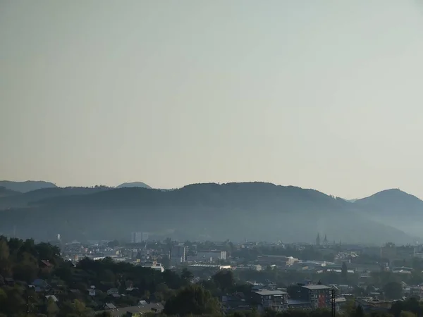 Blick Auf Die Europäische Stadt Den Bergen — Stockfoto