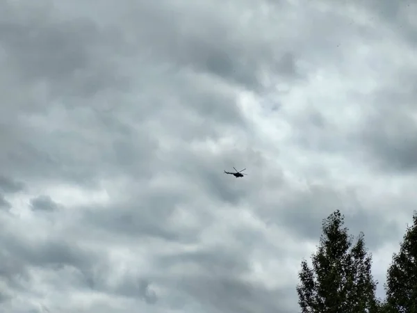 Helicóptero Voando Céu Nublado — Fotografia de Stock