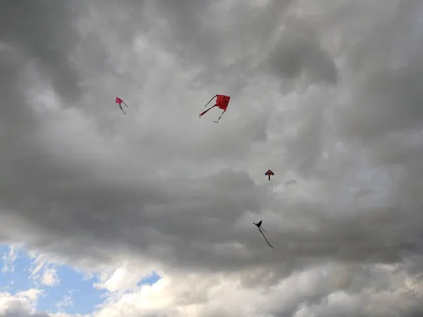 Pipas Voadoras Céu Nublado — Fotografia de Stock