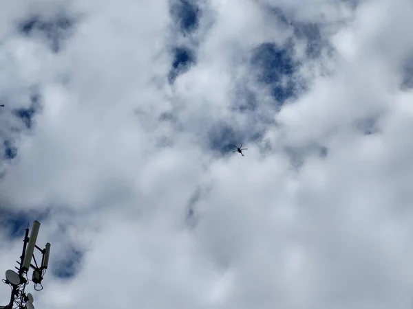 直升机在多云的天空中飞行 — 图库照片