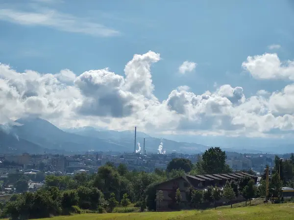 Άποψη Της Ευρωπαϊκής Πόλης Στα Βουνά — Φωτογραφία Αρχείου