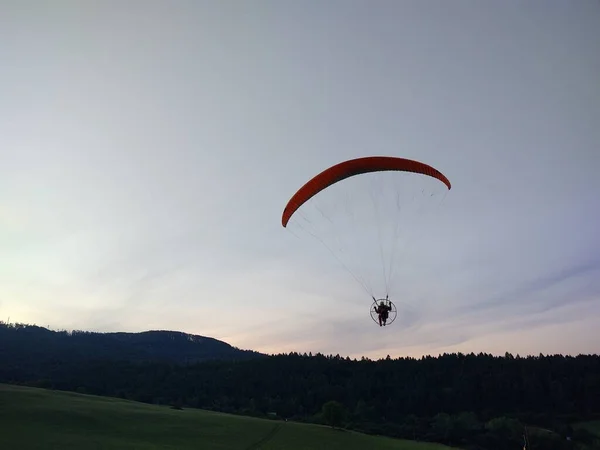 Paraglidista Létání Obloze Přírodním Pozadí — Stock fotografie